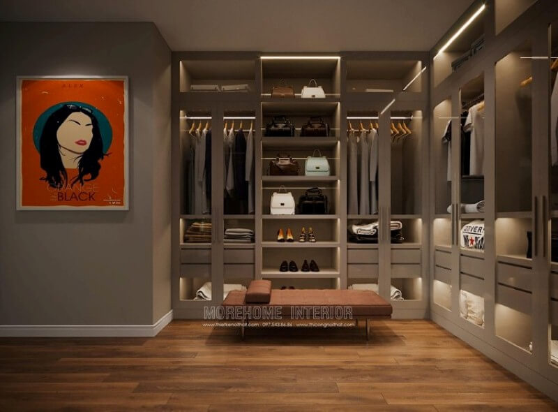 Thiết kế phòng thay đồ mở phong cách hiện đại với ý tưởng sử dụng tủ quần áo cửa kính cường lực trong suốt sẽ giúp bạn lựa đồ một cách nhanh chóng. Thiết kế nội thất chung cư